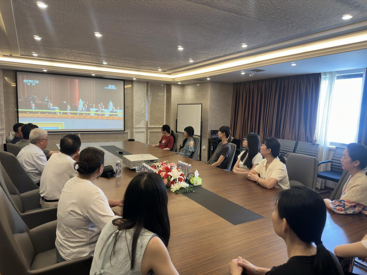 湖北浩川公司组织集中观看阅兵  　凝聚爱国情怀 激发奋进力量